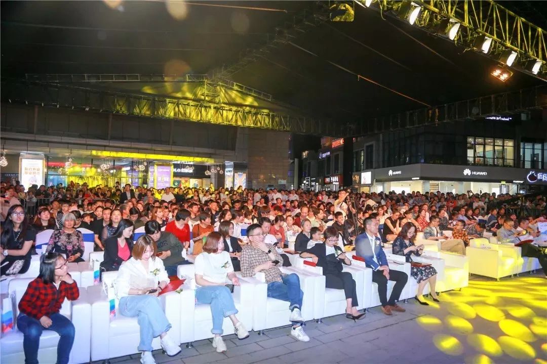 惊艳！超模维密秀空降！绍兴这个地方都快被挤爆了！