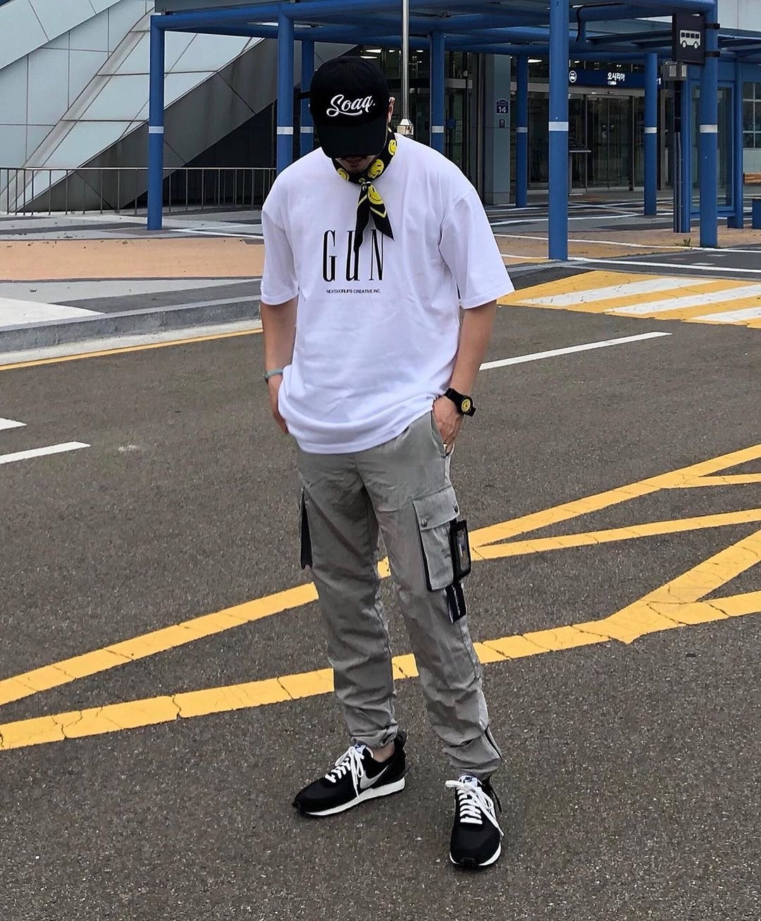 还在穿阔腿裤的你可能不知道，时髦精都悄悄穿起了束脚裤和背带裤