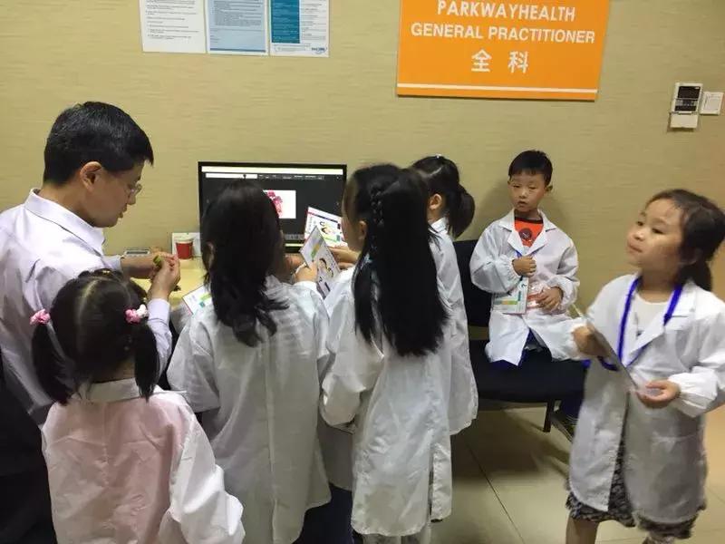 “DoctorFor-A-Day”：小问号携手知名品牌-新加坡“百汇医疗”