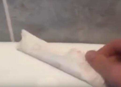 男子为成网红，在女友卫生棉上涂辣椒水，女友的行为让奶奶嫌弃