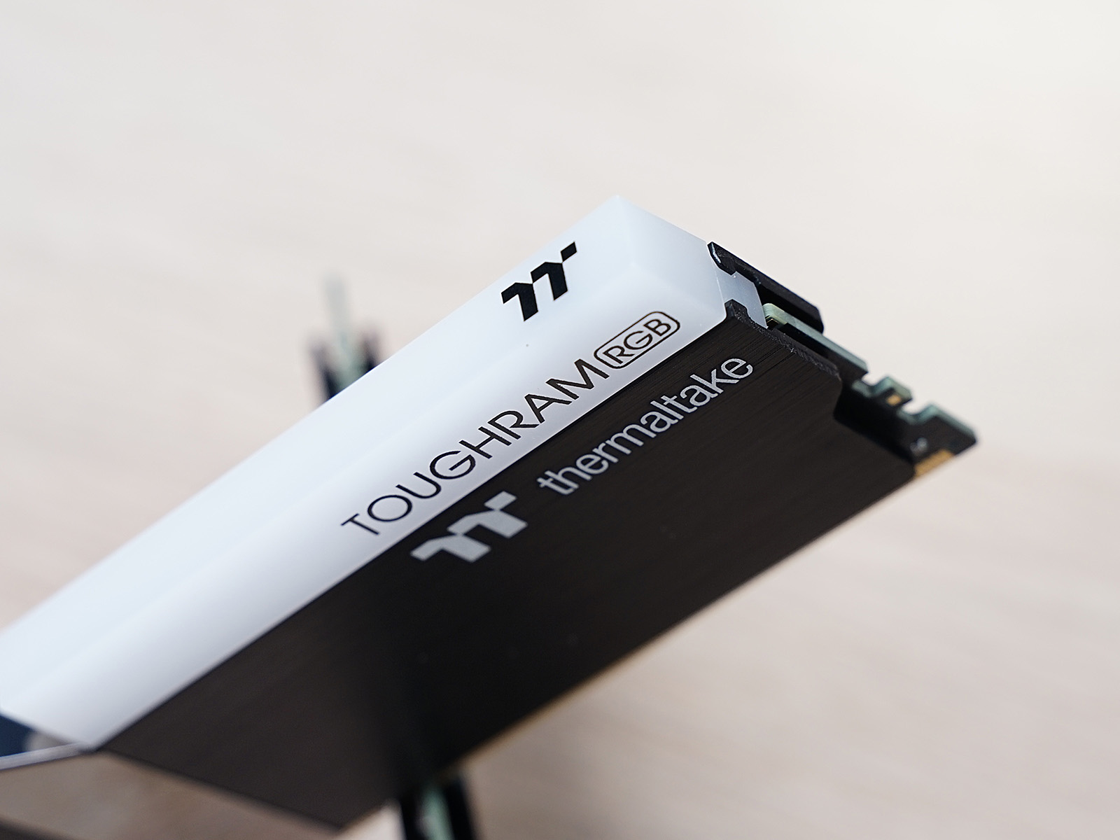 秀桌面：送老婆RGB全家桶PC，钱都花在光效上的感觉真棒