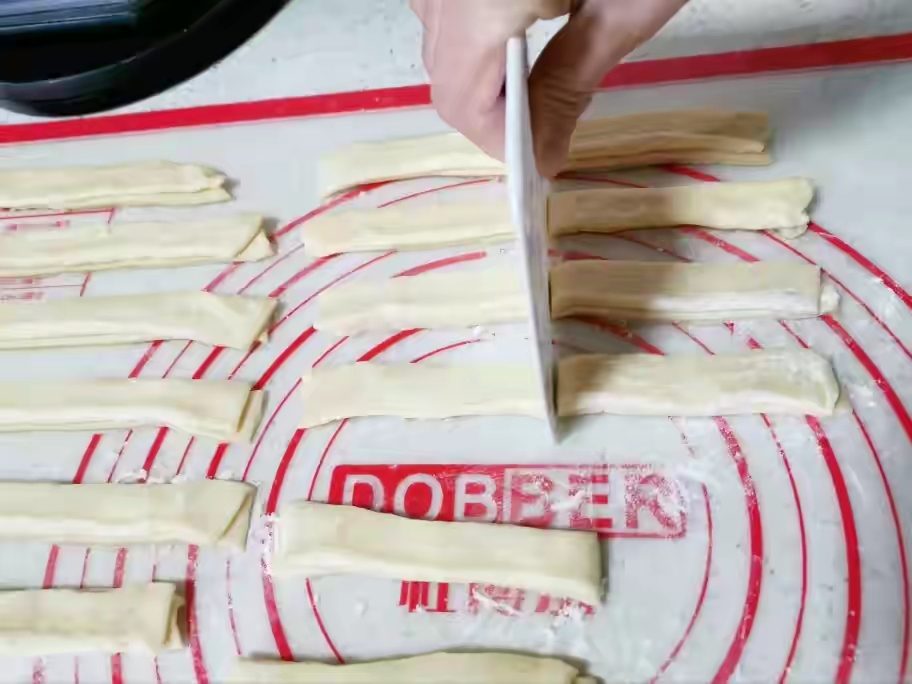 炸油条用酵母怎么炸出来蓬松,炸油条的小窍门不用酵母粉