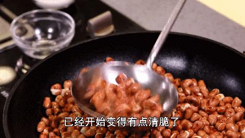 炸花生米,最忌讳直接下油锅!多加“这2味料”,香脆又不糊