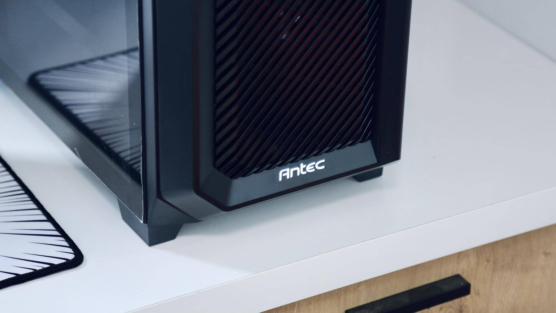 为刚踏入社会的小兄弟，配了一台高颜值散热好的FLUX平台主机