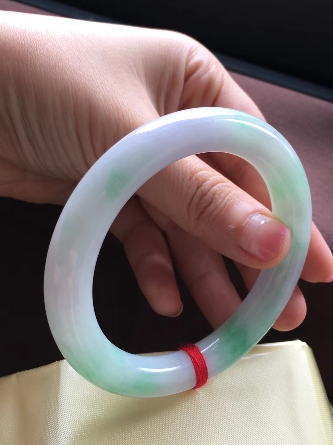 女式黄金手镯什么款式好看,彩金镶翡翠手镯