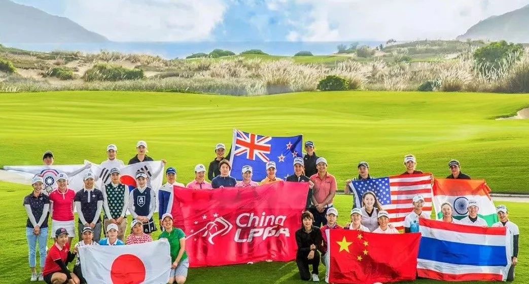 白老虎关天朗赢冠军；独臂长者一杆进洞：“福勒大叔”变装球童