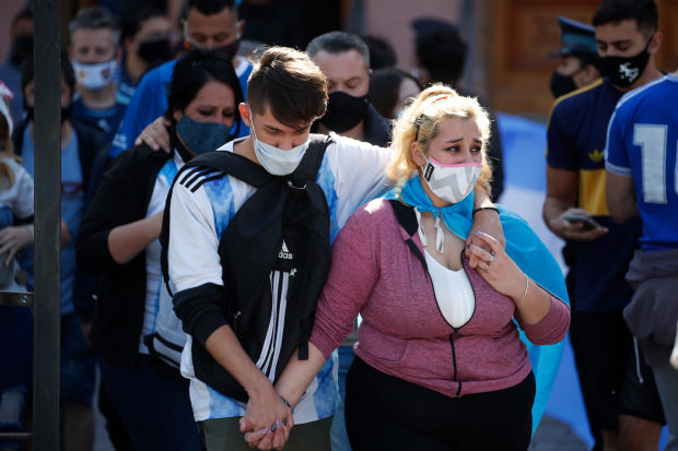 马拉多纳去世球迷落泪,马拉多纳去世各国球迷的反应