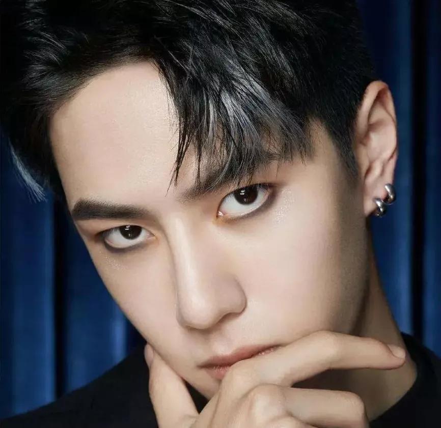 最近男明星代言护肤品,明星代言化妆品为什么不抹脸上