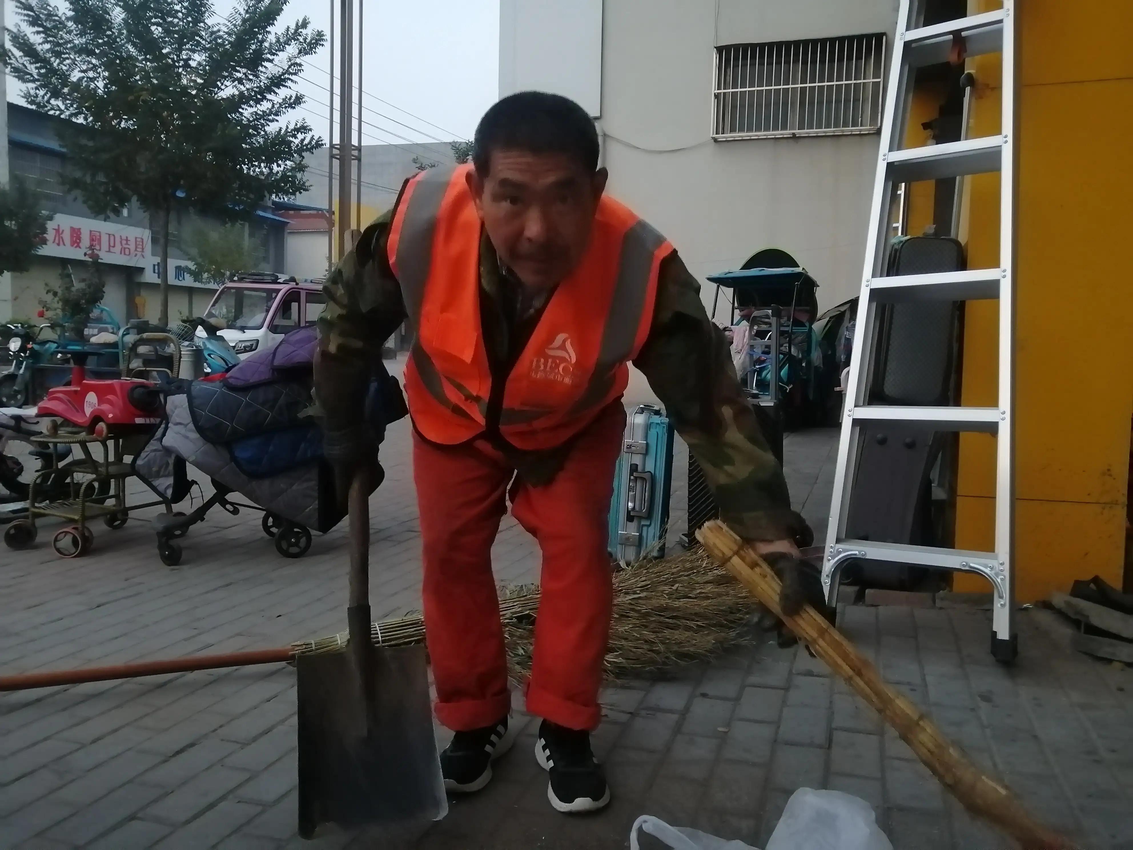 李民棵是环卫战线上的老黄牛