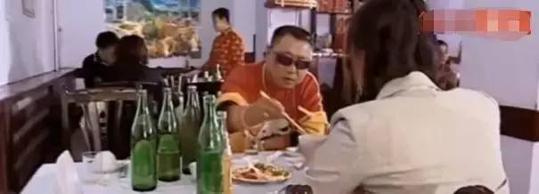 被嘲笑、被看不起的小人物,其实他背负着中国人身上浓浓的人情味