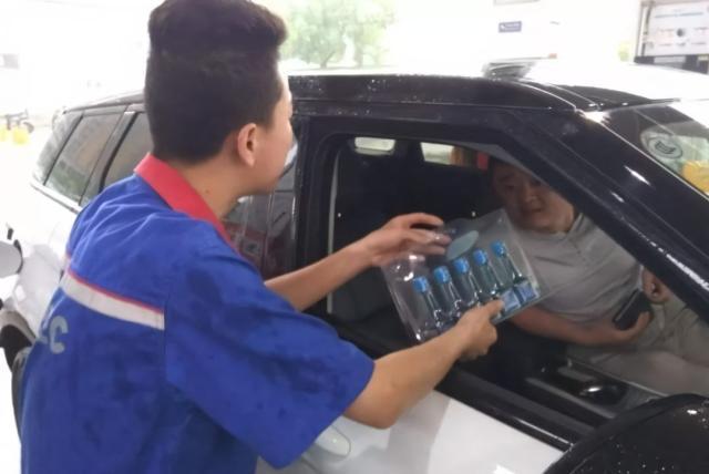 加油站员工每月工资一万多咋回事,加油站员工一个月多少钱