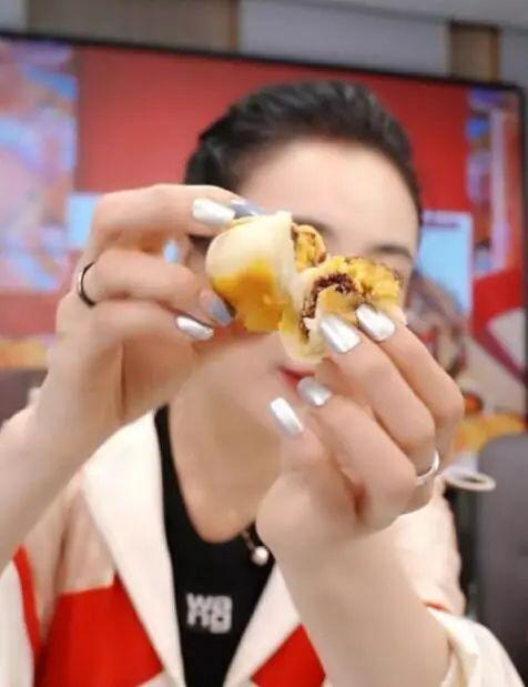 吴昕现身薇娅直播间，蛋黄酥吃的津津有味，上架3分钟狂卖6400枚