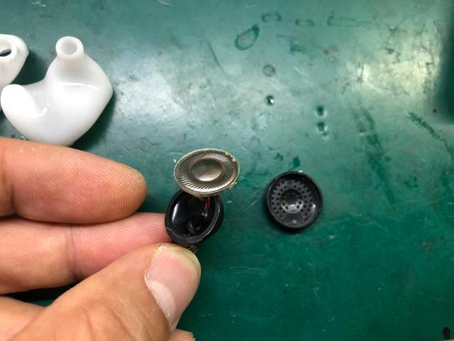 浅入耳耳机和半入耳耳机哪个好,浅入耳式和半入耳式耳机哪个好