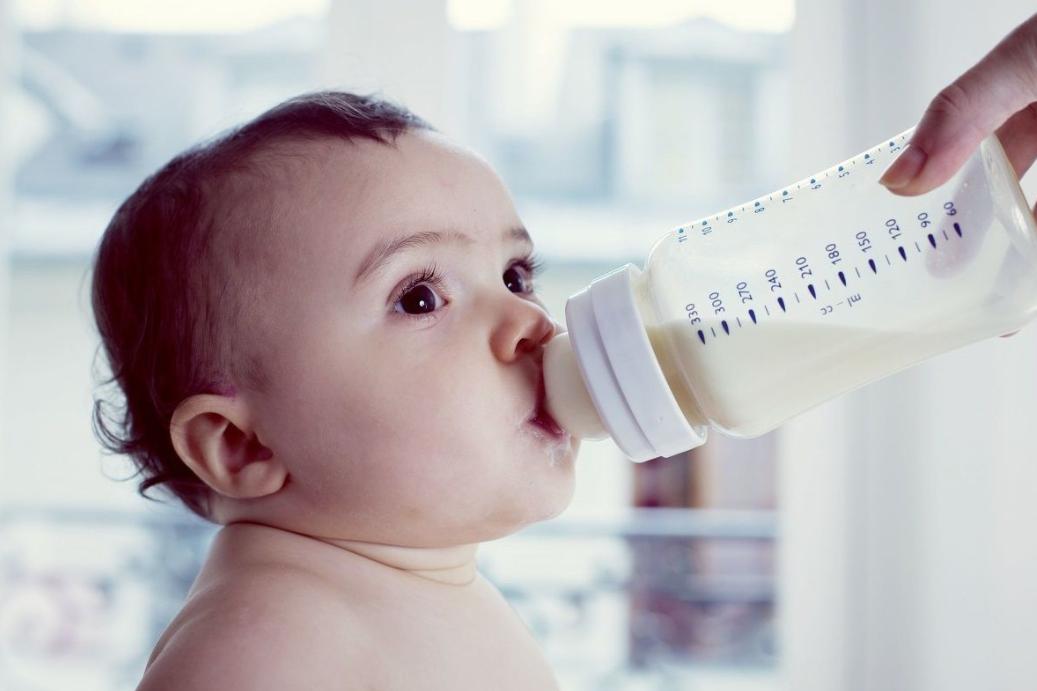 宝宝一吃奶就拉肚子有什么办法吗,宝宝吃着母乳就拉是不是乳糖不耐