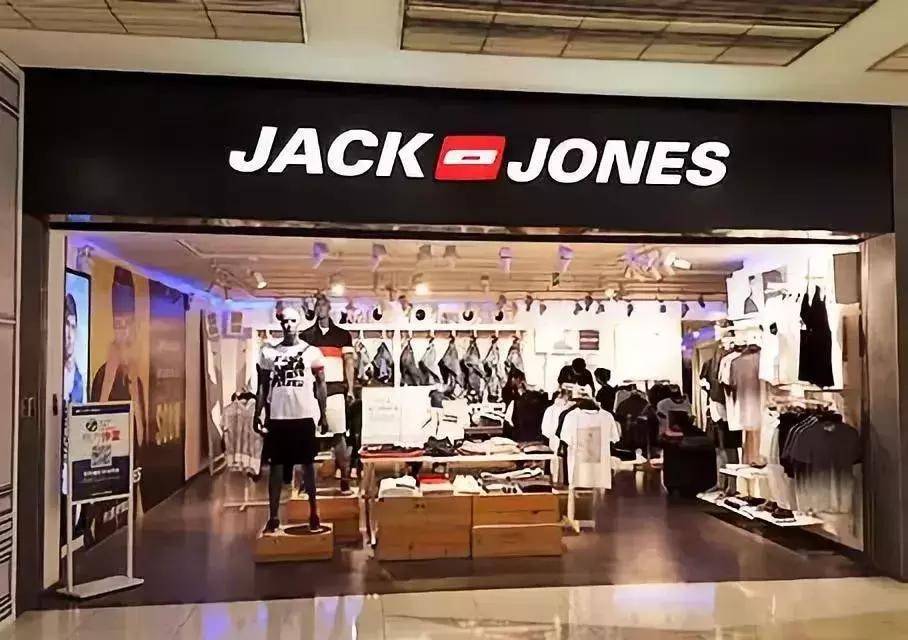 一天收入超1.7亿，比明星还会赚钱的网红小姐姐要去美国上市了！