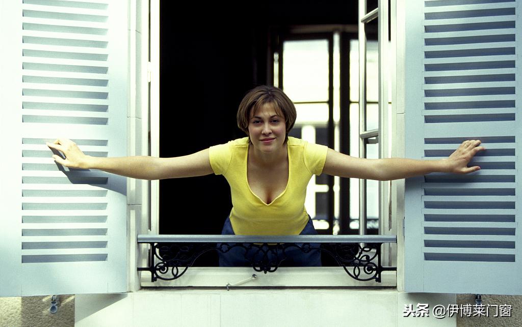 冬天屋里窗户有水珠怎么办,一到冬天窗户淌水怎么办