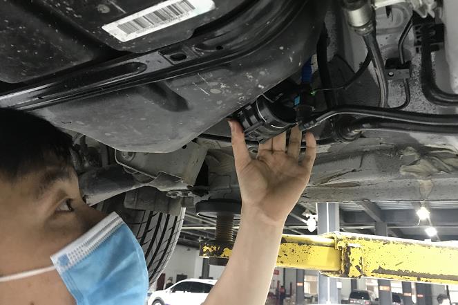 记者跑腿｜吉利车刚跑五千公里就漏汽油4S店先称没责任后道歉