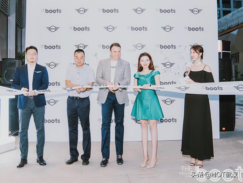 全国首家宝马MINI跨界西餐酒吧光谷开业，真的好吃