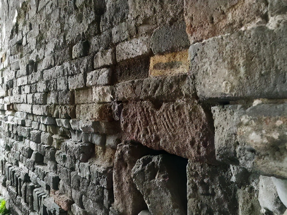 农村盖房挖出一个棺材,农村建房挖出石头