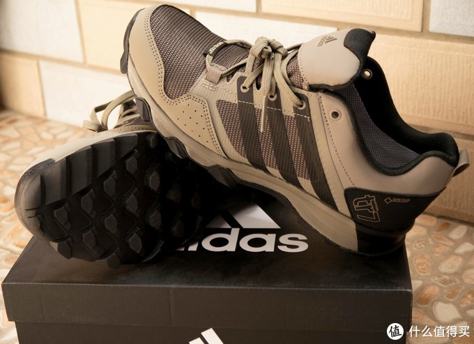 阿迪达斯耐磨实战篮球鞋灰蓝开箱,阿迪达斯新出的boost球鞋