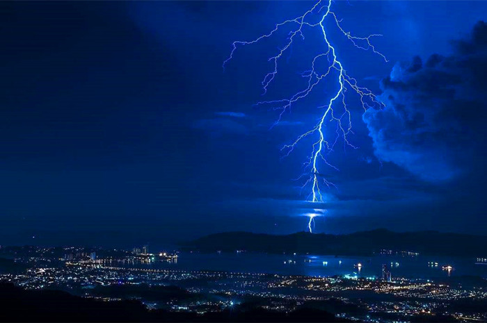 一架俄航客机刚升空就遭雷击，迫降时又出意外，超过一半乘客遇难