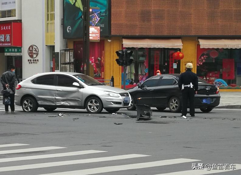 难得一见，奇瑞A3三厢版撞击两厢版侧面，网友：俩铁疙瘩搅一块