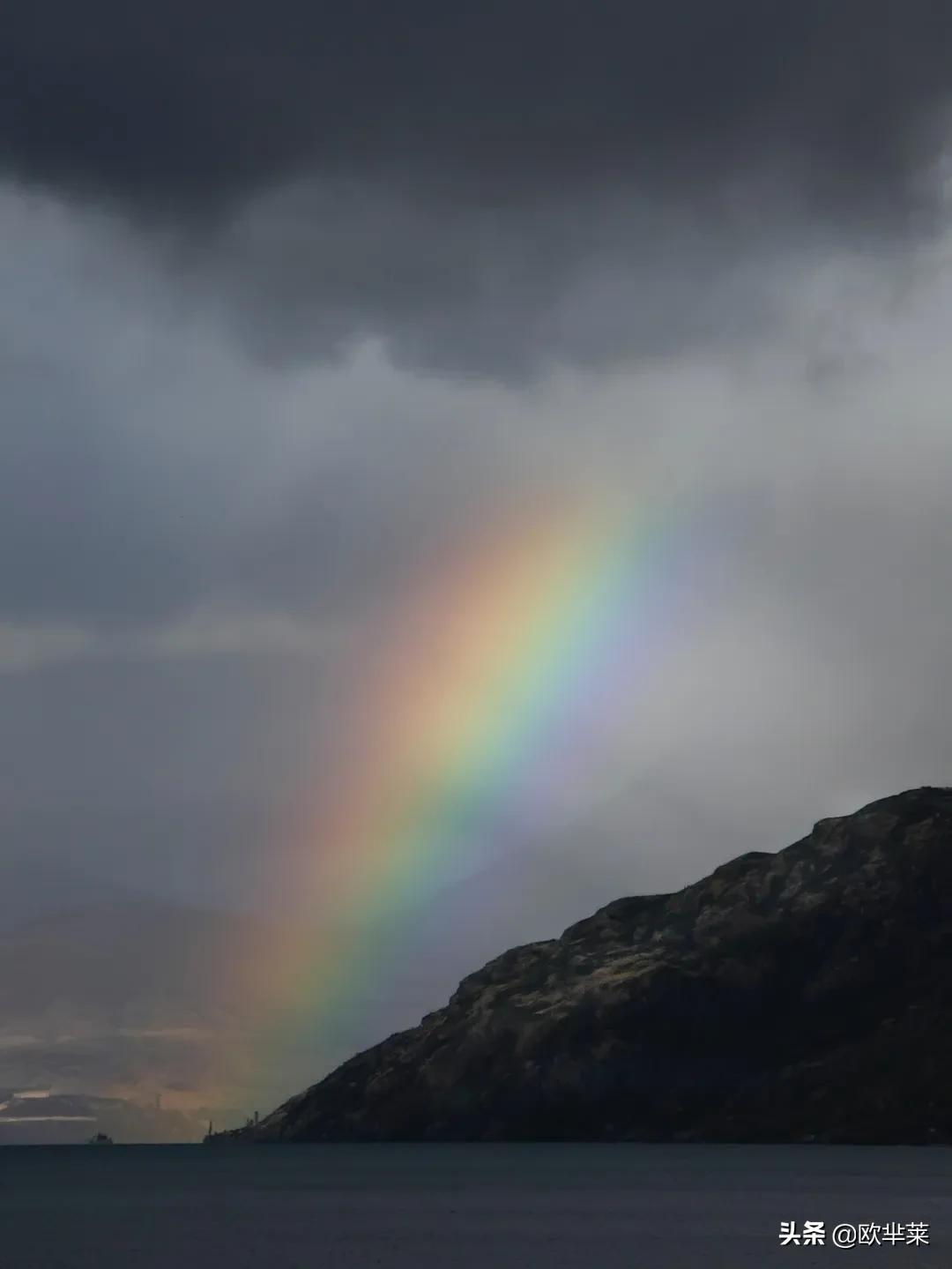 那些彩虹的摄影碎片，反射着诗的光芒。
