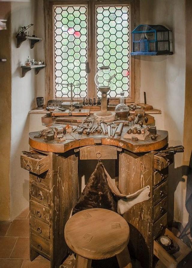 高端的石榴石宝石,石榴石是一种石榴籽般的晶体