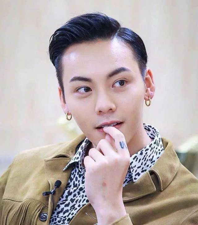 陈伟霆戴耳钉视频,陈伟霆黑色耳钉