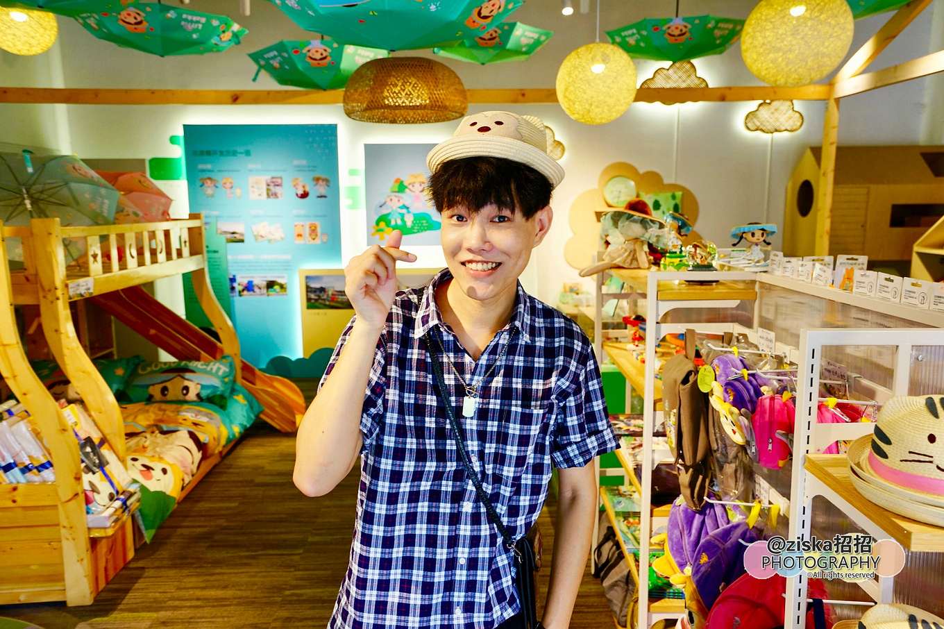 小伙探索神秘洞穴视频,小伙独自探索深山神秘古墓