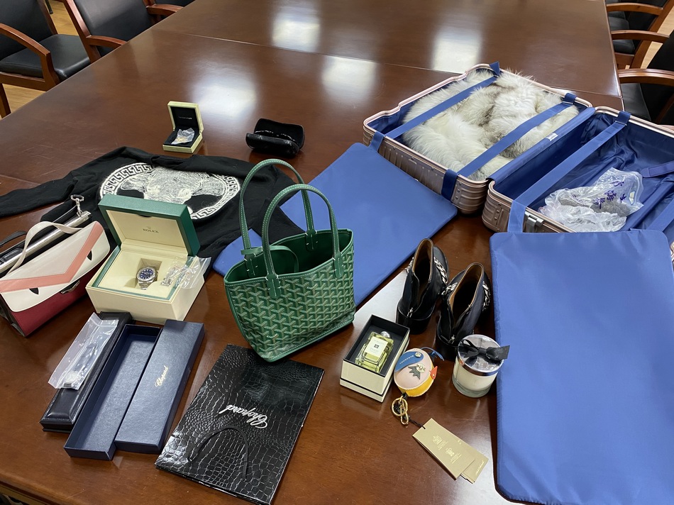 偷闺蜜奢侈品的包,偷200万珠宝被抓