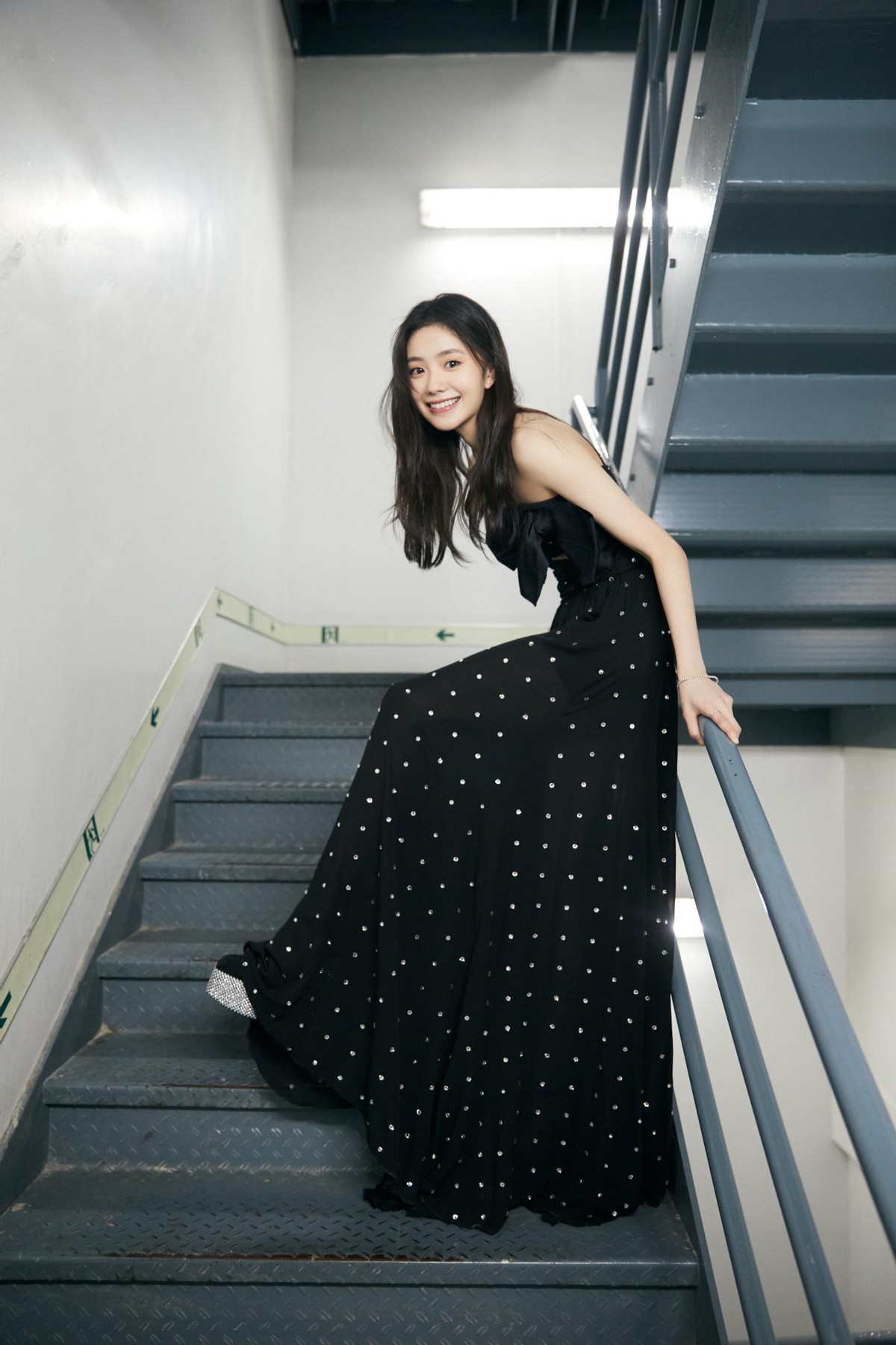 刘浩存红毯秀腿,刘浩存黑西装短裤造型