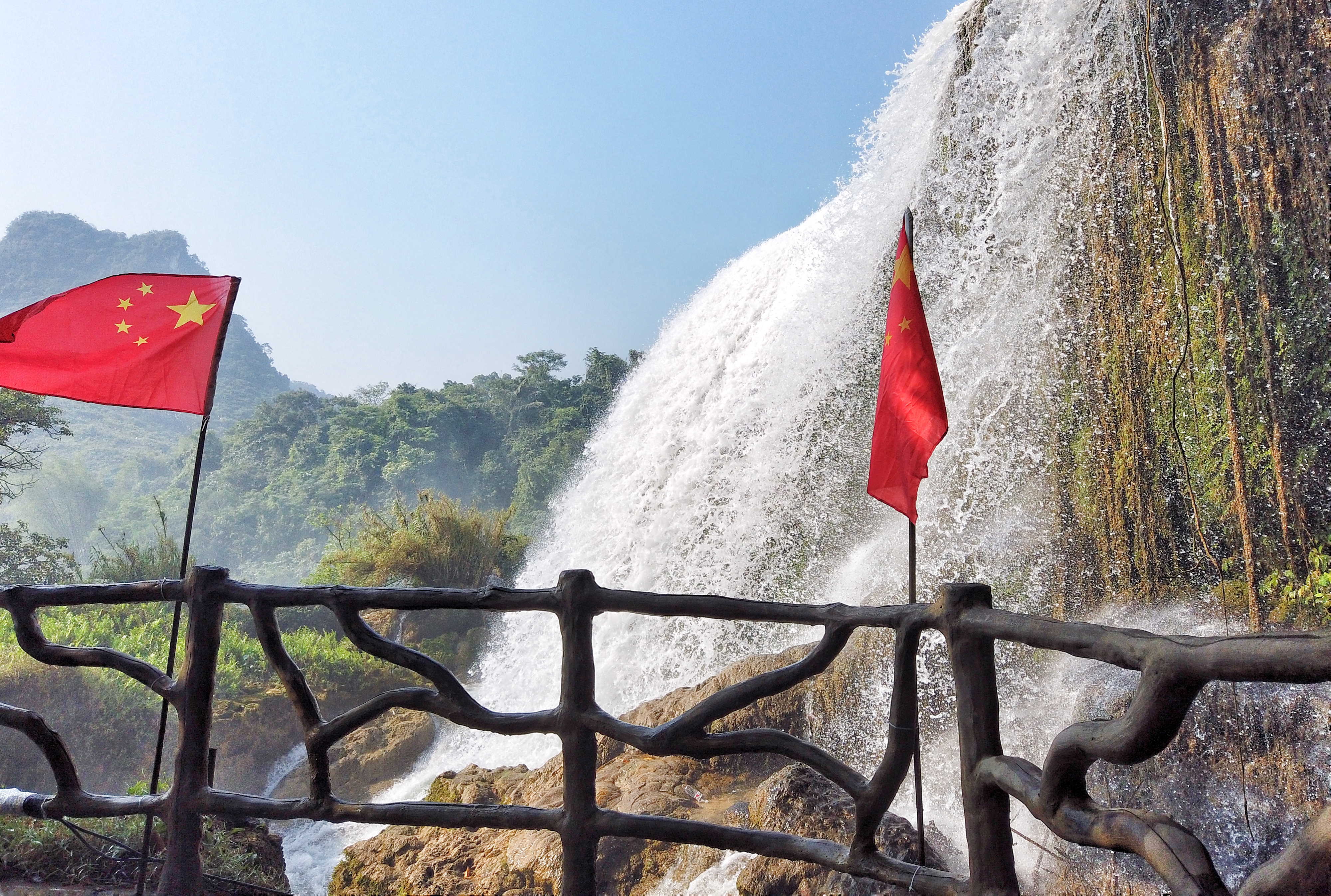 广西德天瀑布有灯光,今日广西德天瀑布