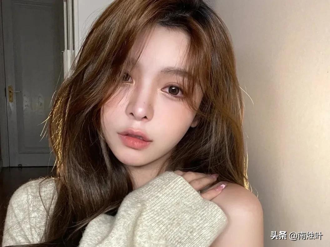 超级显白酷感爆棚的发色推荐,女生好看的偏冷绿调雾感发色