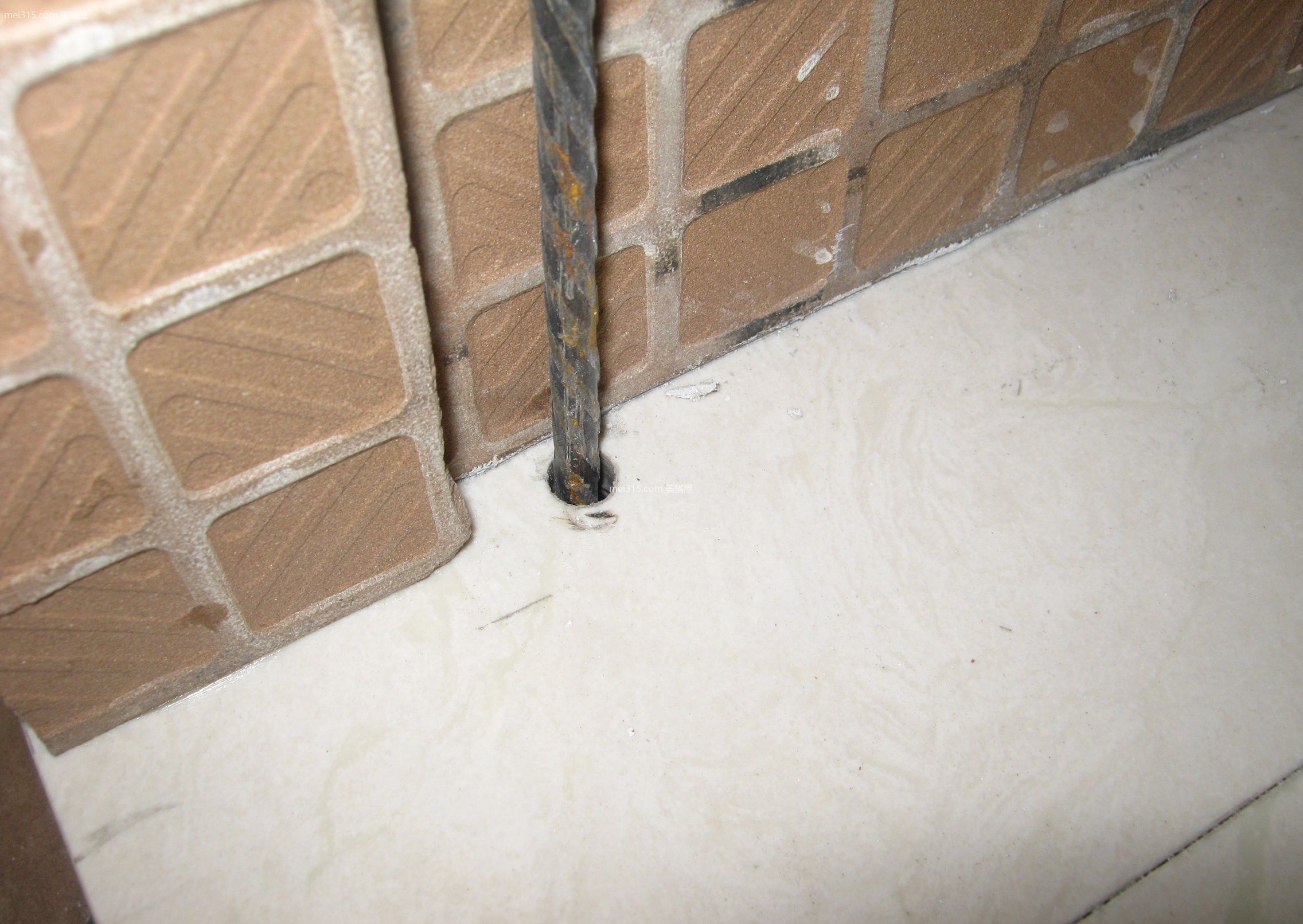 瓷砖钻孔怎么打才不会裂,瓷砖钻孔爆裂怎么办