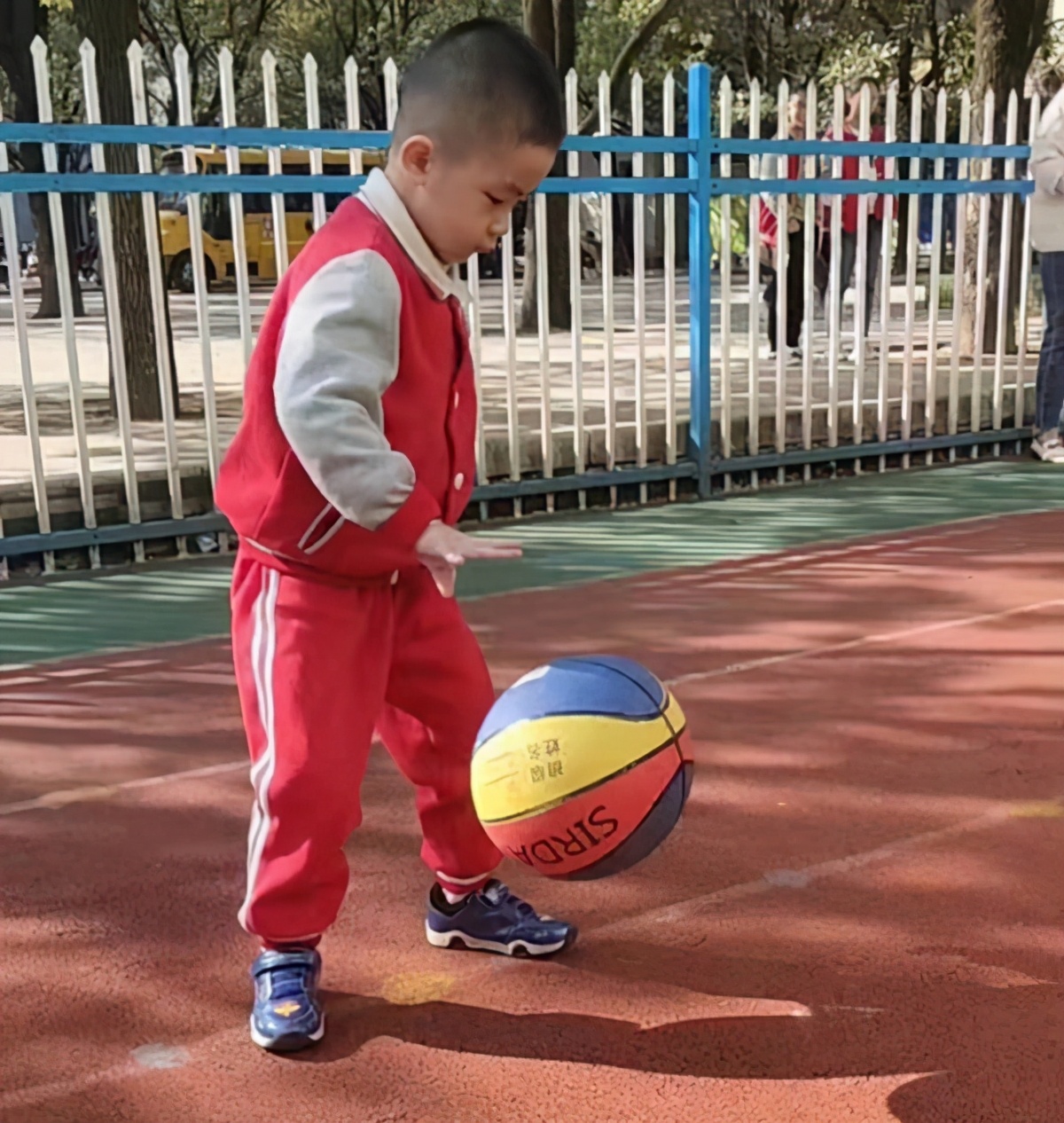 幼儿提高篮球趣味训练,篮球提高幼儿运动精神