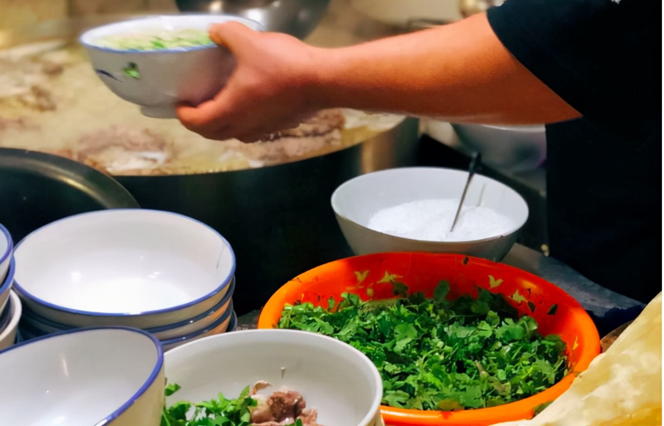 开店牛肉汤每天卖4000盈利多少,摆摊卖牛肉汤一天赚多少钱