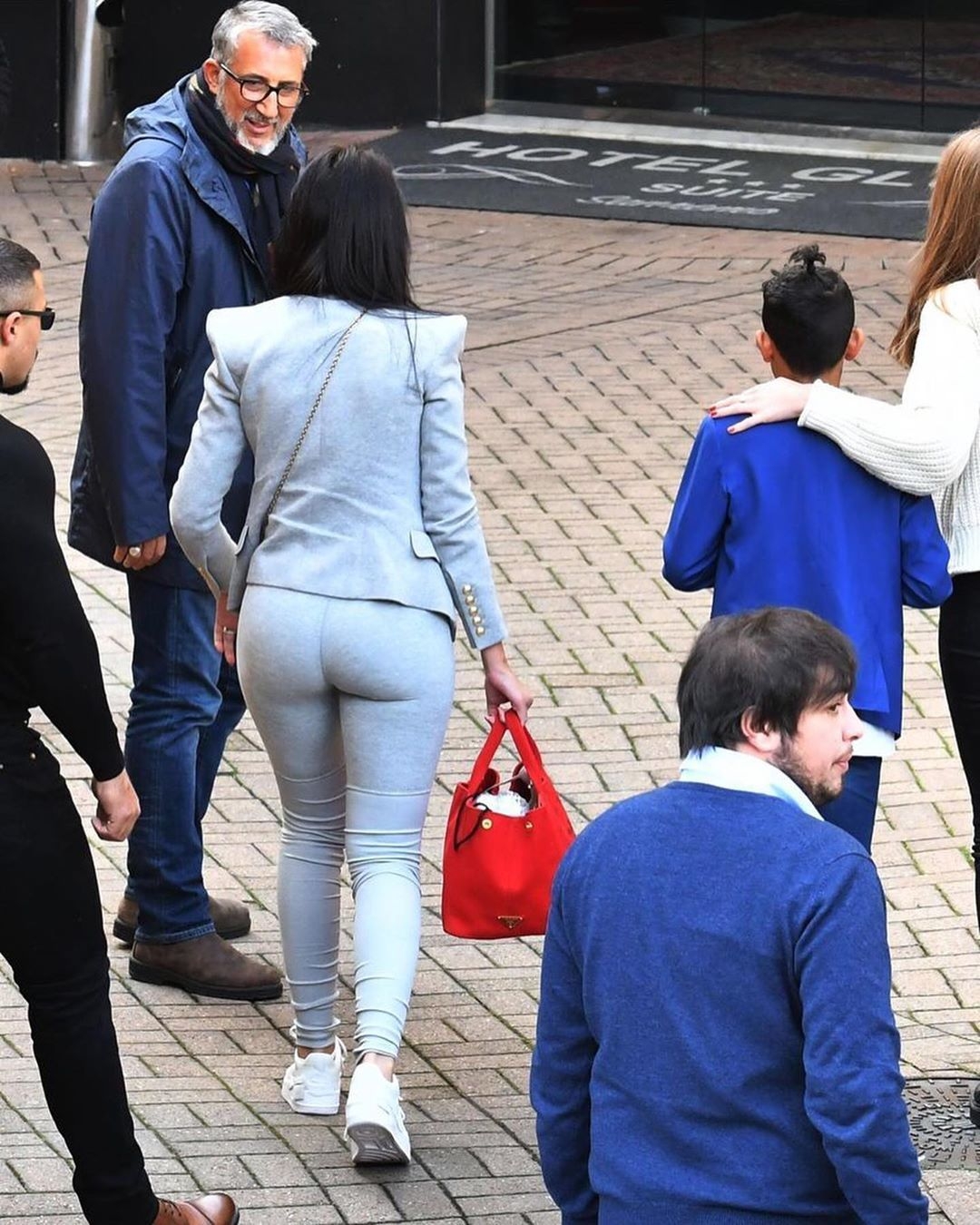 服了C罗未婚妻，这么紧的裤子也能穿得下！多肉身材穿成无痕裤