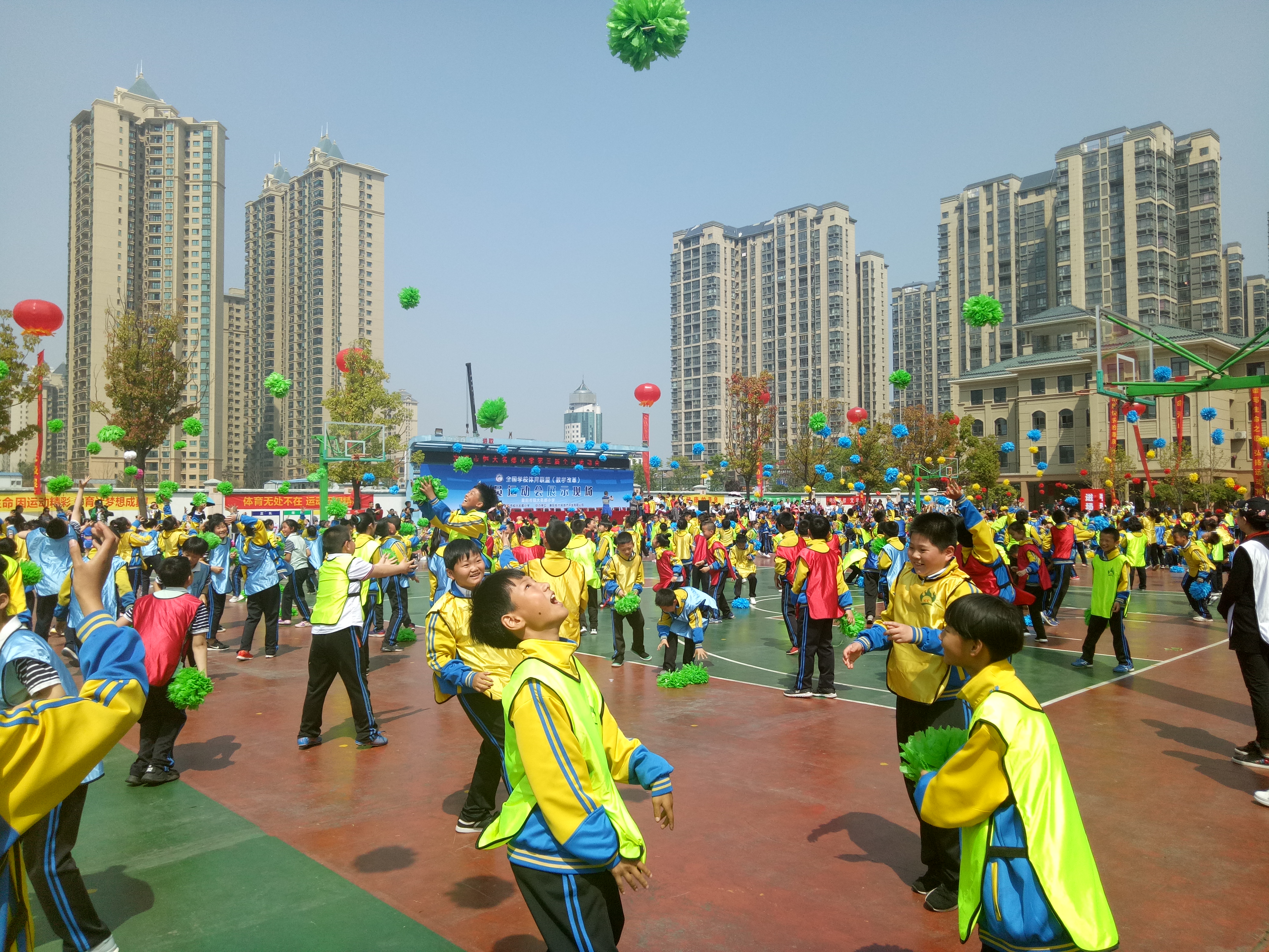 学校运动会班级解说词80字,学校运动会介绍简短英语