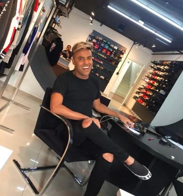 交往四任同性男友，改换大龄女友却是为了人家的明星儿子？