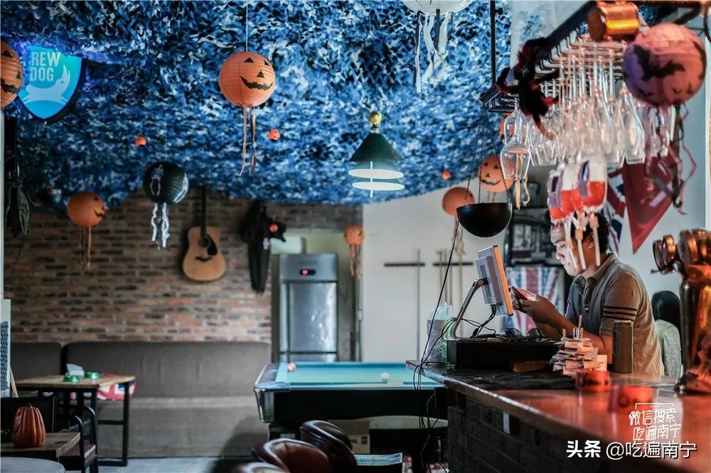 江北大道一家“特别”的酒吧，走进去发现全是外国人