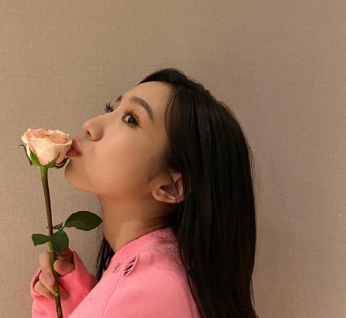 孟美岐粉色衣服搭配图片,孟美岐同款卫衣