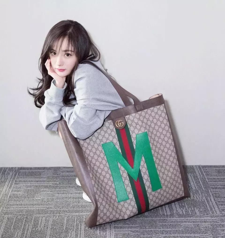 还在执迷于小包？王菲、杨幂早就背上了实用能装的...购物袋？