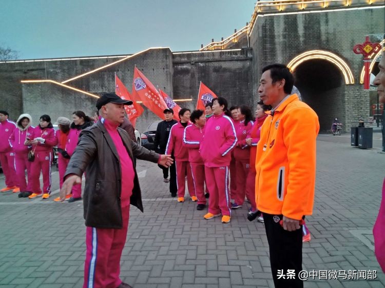 海州体育馆一路同行健步队,连云港微马海州健步队