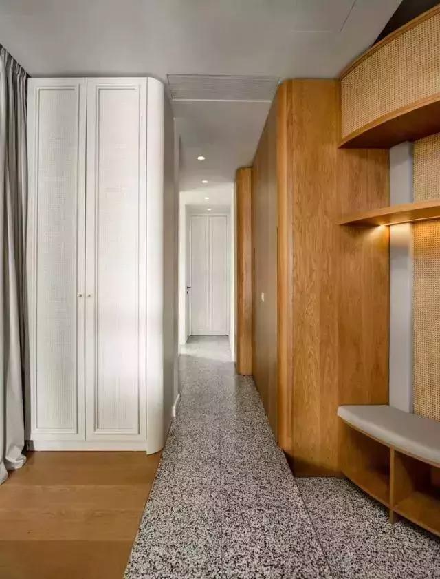 复式公寓玻璃隔断卧室效果图,卧室与卫生间玻璃隔断效果图