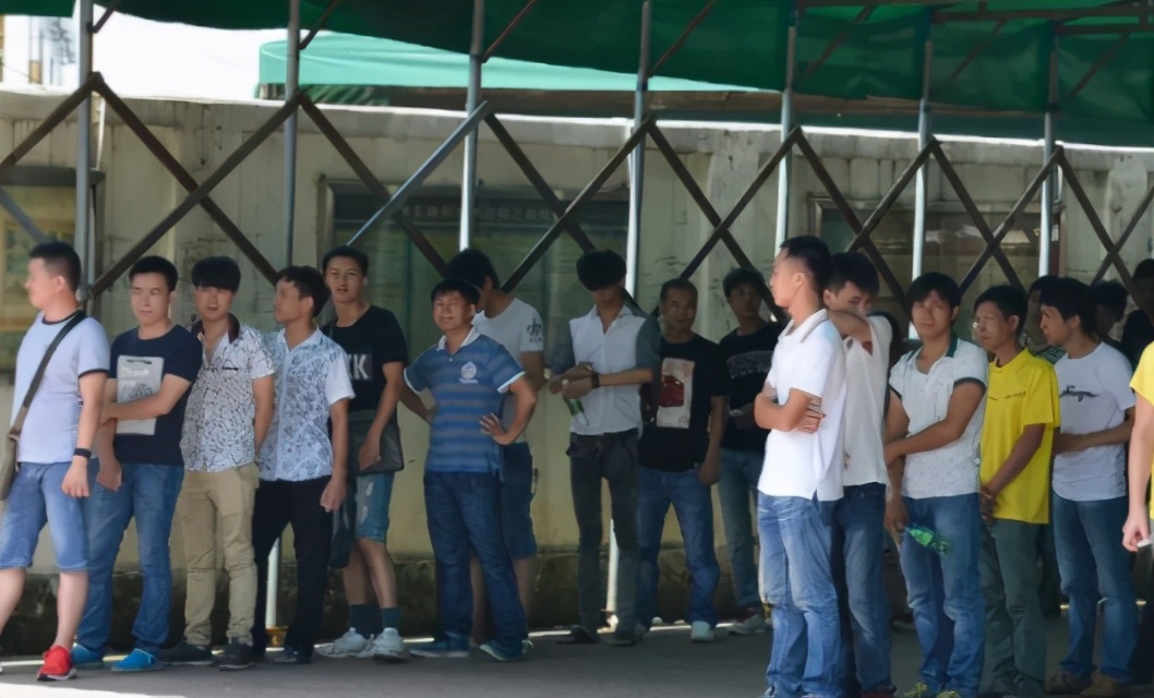 00后居然都进工厂流水线组装iPhone了