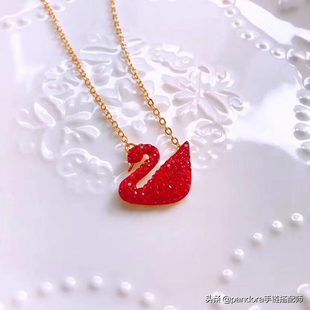 施华洛世奇黑天鹅和银天鹅哪个贵,施华洛世奇黑天鹅项链推荐视频