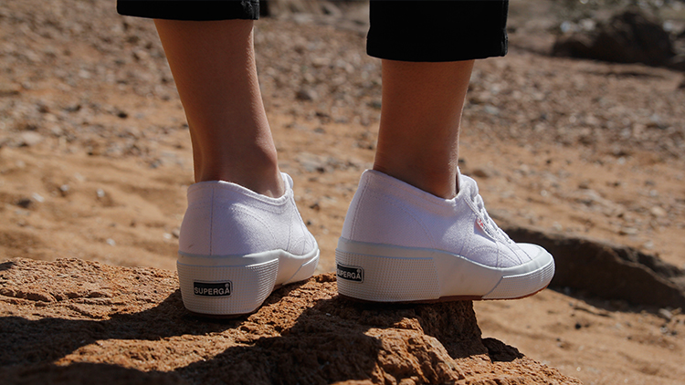 鞋男款显高帆布鞋怎么搭配,小白鞋和帆布鞋哪个显高