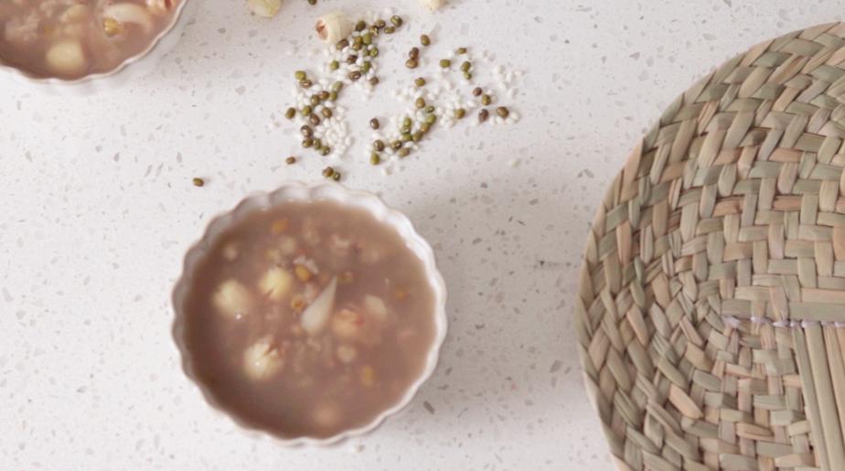 酷暑天气来碗冰镇莲子汤降降火,清热解毒又下火的绿豆莲子汤