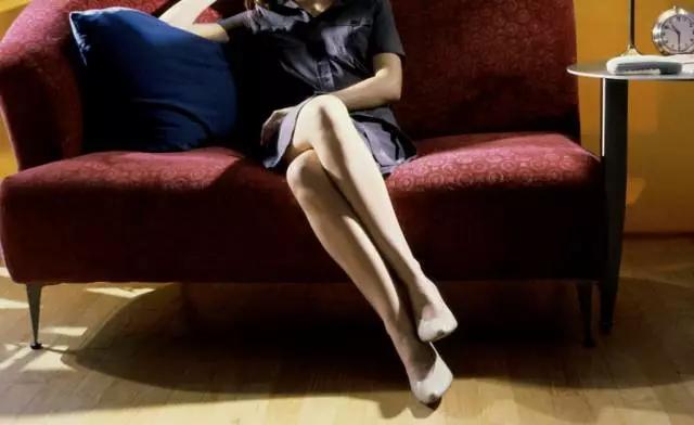 翘起二郎腿腰舒服,翘二郎腿的坏处有哪些视频